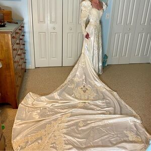 Szu Ling Chen Bridal Gown With Long Detachable Train Vintage -Says 12W and 10
